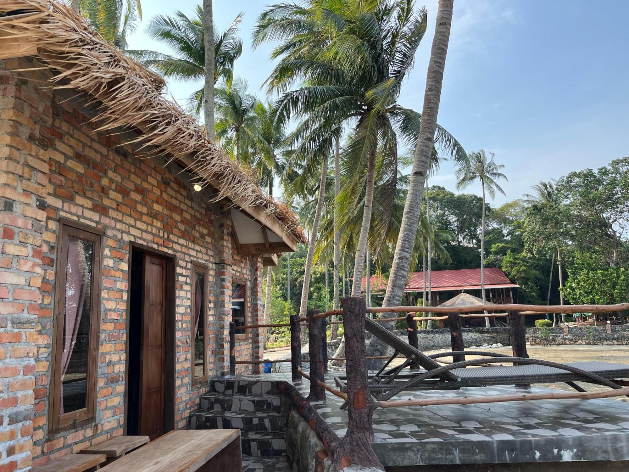 Loola Adventure Resort Teluk Bakau Exterior photo